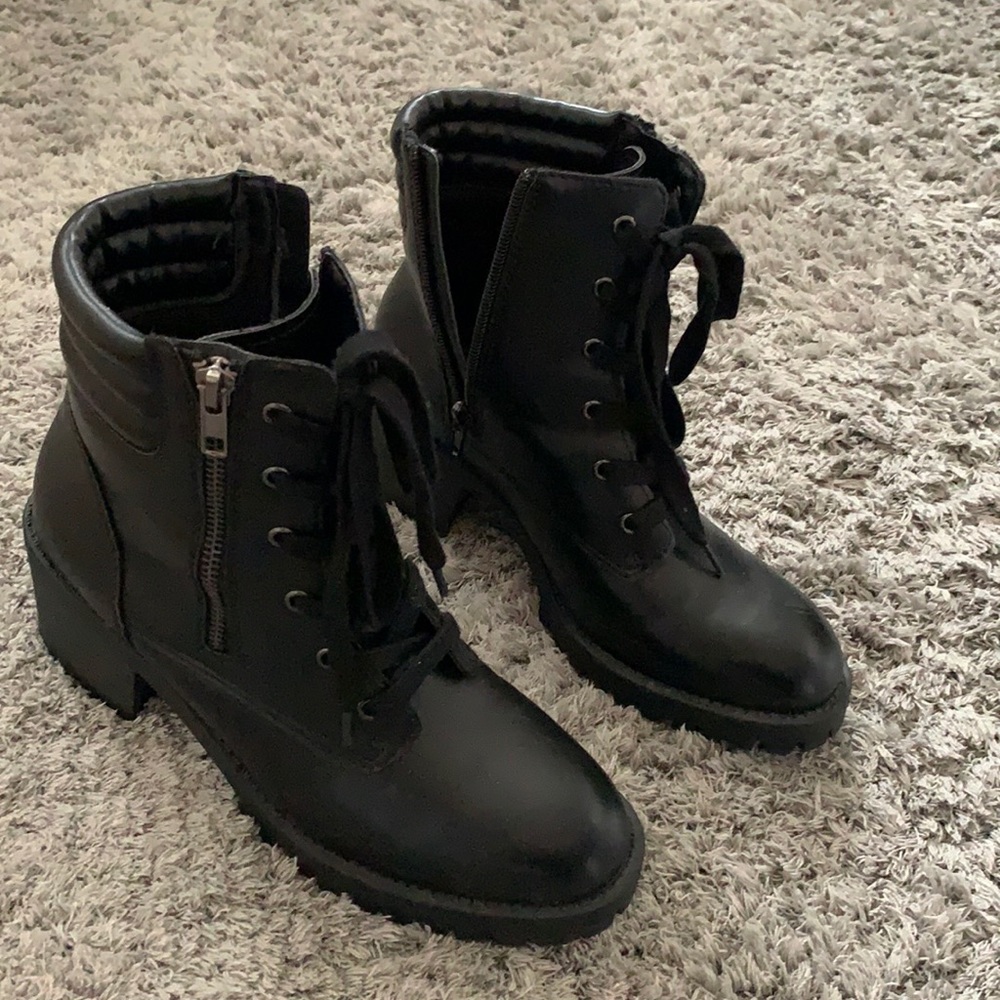 BLACK BOOTS